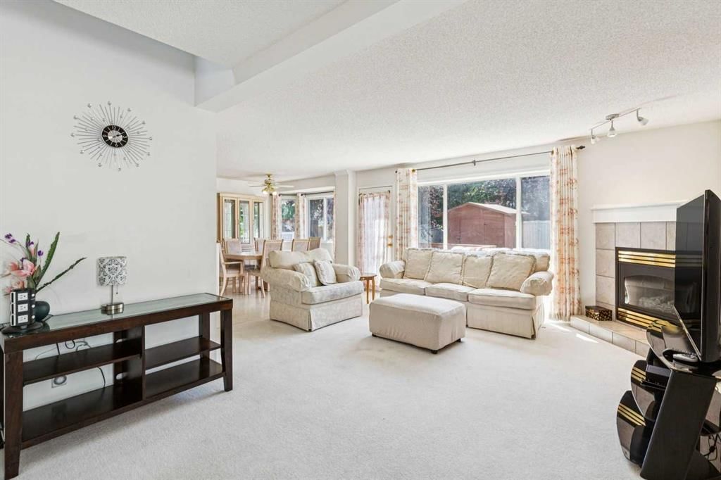 10521 Hidden Valley Drive NW, Calgary — photo 5 of 36