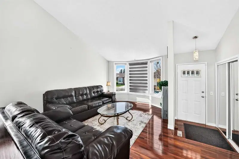 4610 43 Street NE, Calgary — photo 4 of 31