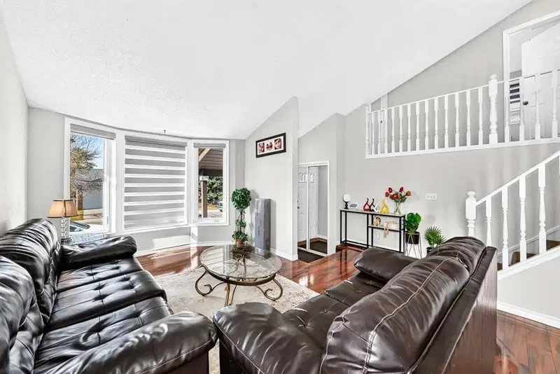 4610 43 Street NE, Calgary — photo 5 of 31
