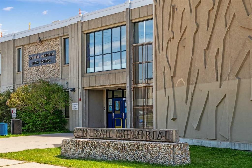 47 Langton Drive SW, Calgary — photo 4 of 16