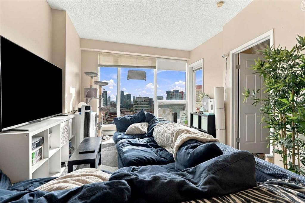 2014, 1053 10 Street SW, Calgary — photo 4 of 23