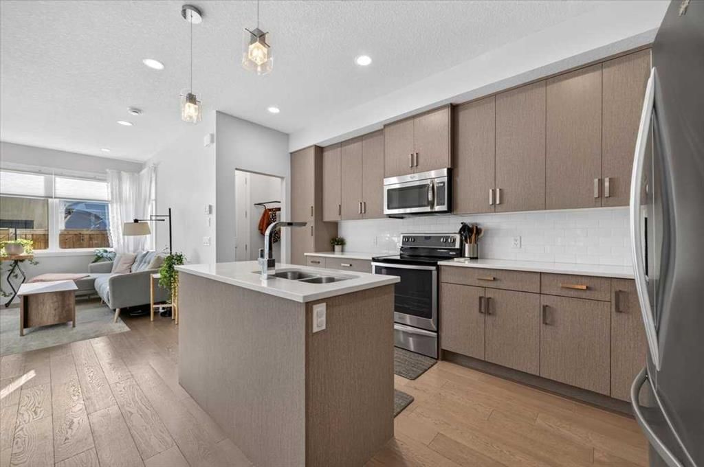 2, 1920 25A Street SW, Calgary — photo 3 of 50