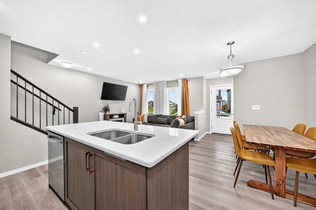122 Yorkville Road SW, Calgary — photo 4 of 44