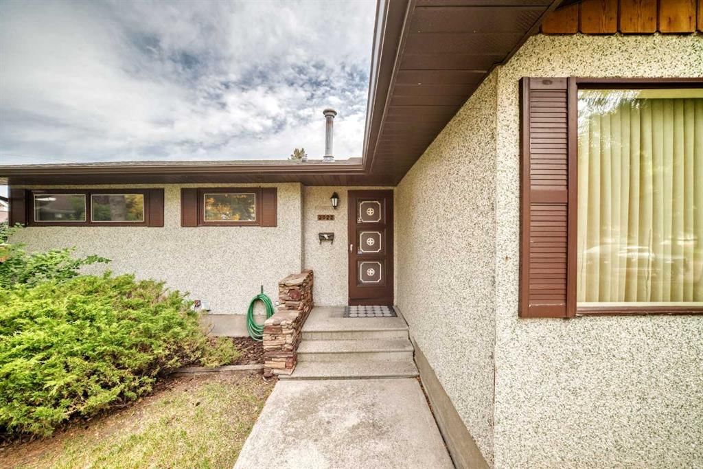 2022 Redwood Crescent SE, Calgary — photo 2 of 27