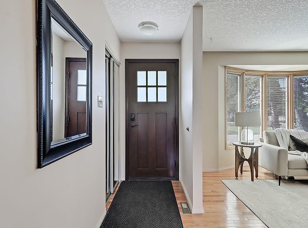 44 Granlea Place SW, Calgary — photo 2 of 28