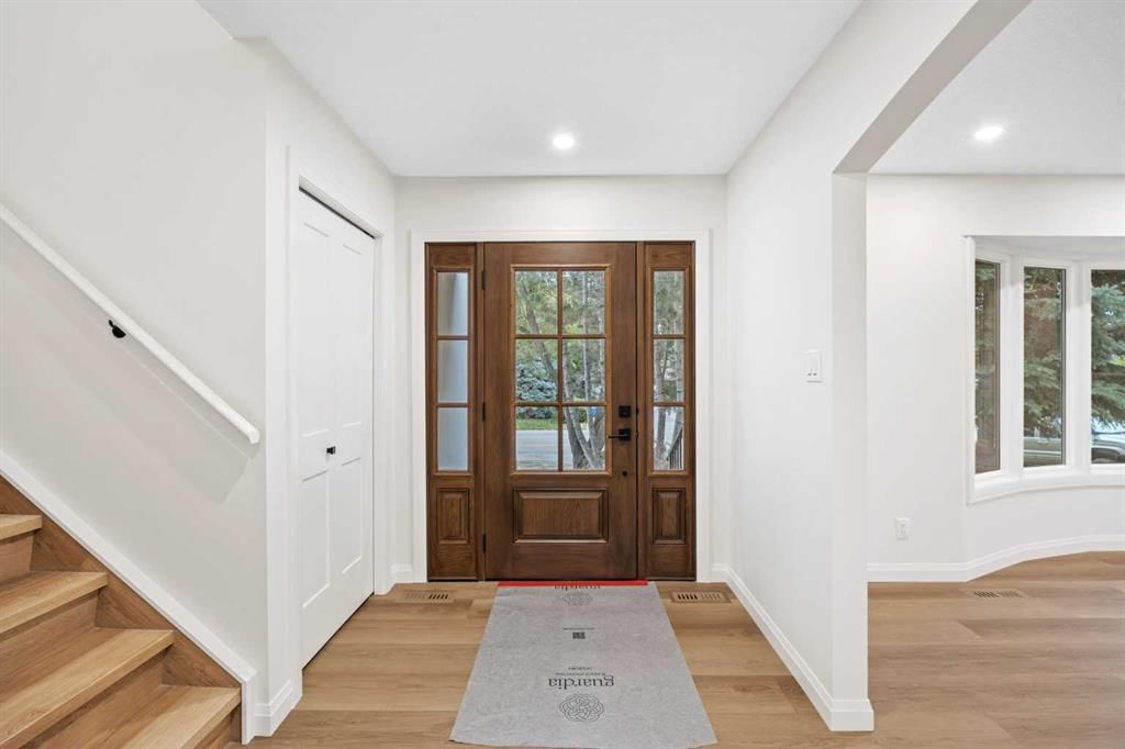 124 Canterbury Drive SW, Calgary — photo 3 of 50