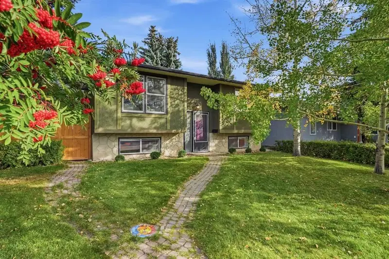 256 Silverview Way NW, Calgary — main listing photo