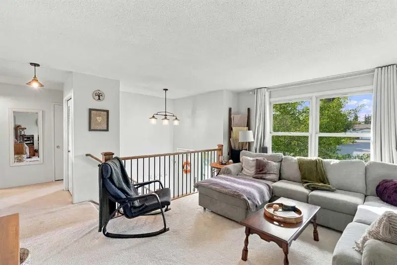 256 Silverview Way NW, Calgary — photo 5 of 41