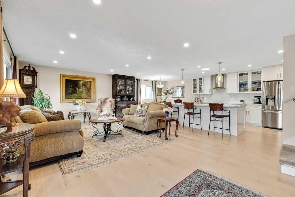 10411 Maplecreek Drive SE, Calgary — photo 3 of 44