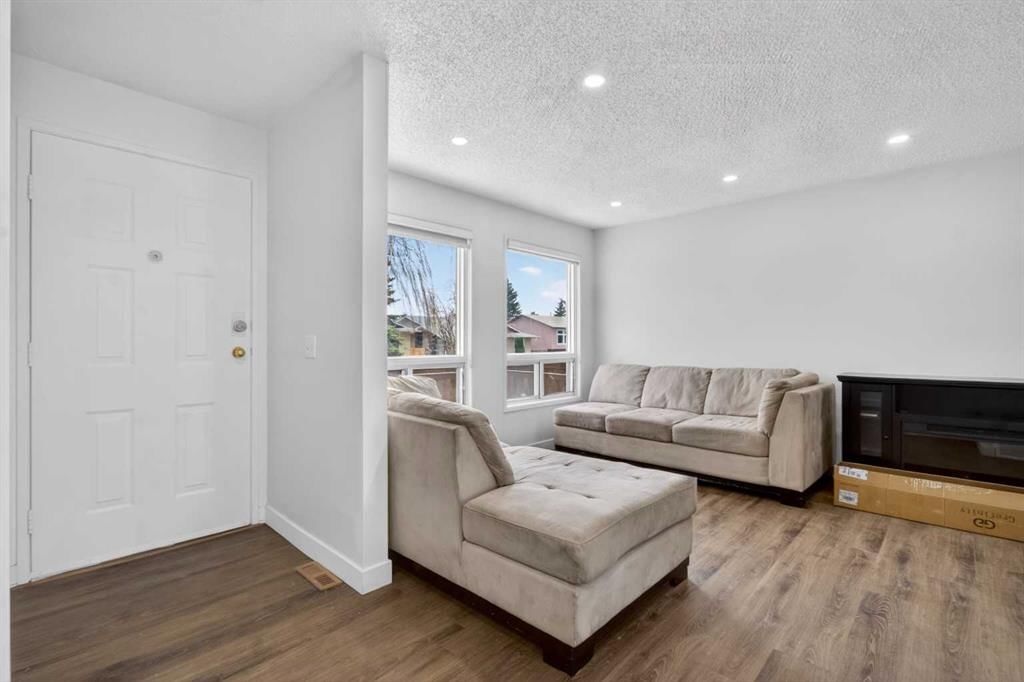 128 Castledale Crescent NE, Calgary — photo 4 of 42