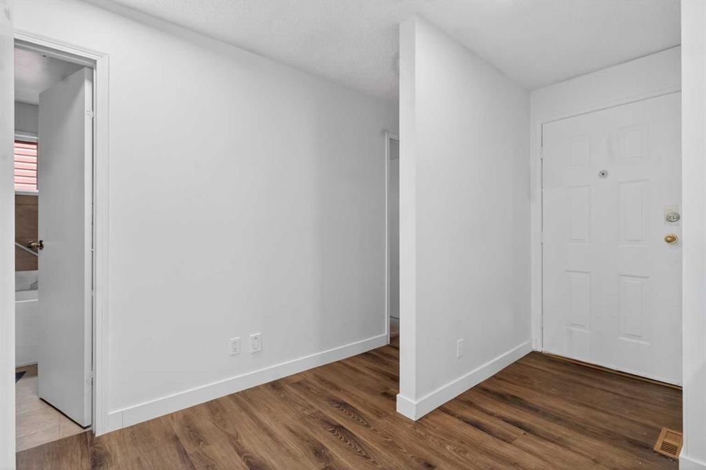 128 Castledale Crescent NE, Calgary — photo 5 of 42