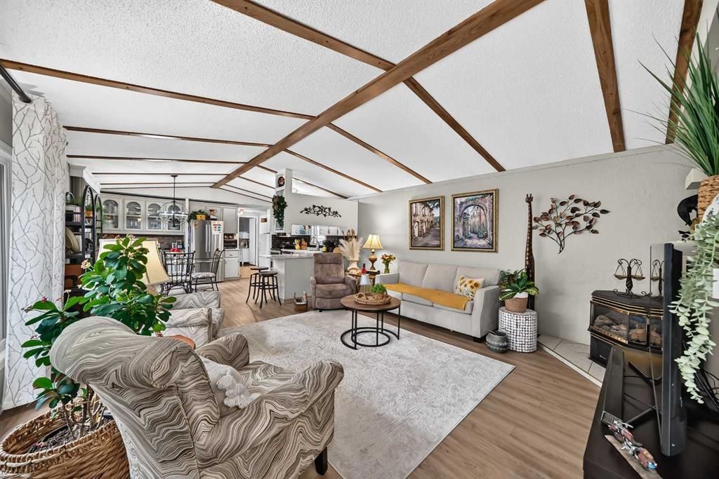 3221 Burroughs Manor NE, Calgary — photo 2 of 49