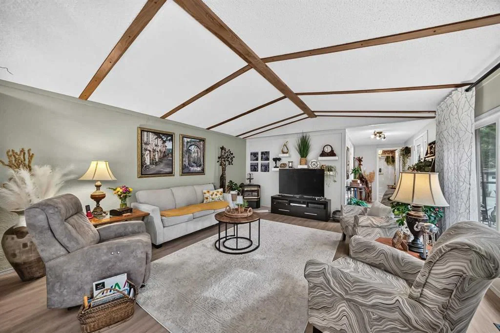 3221 Burroughs Manor NE, Calgary — photo 3 of 49