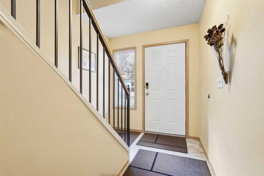 58 Country Hills Villas NW, Calgary — photo 2 of 32