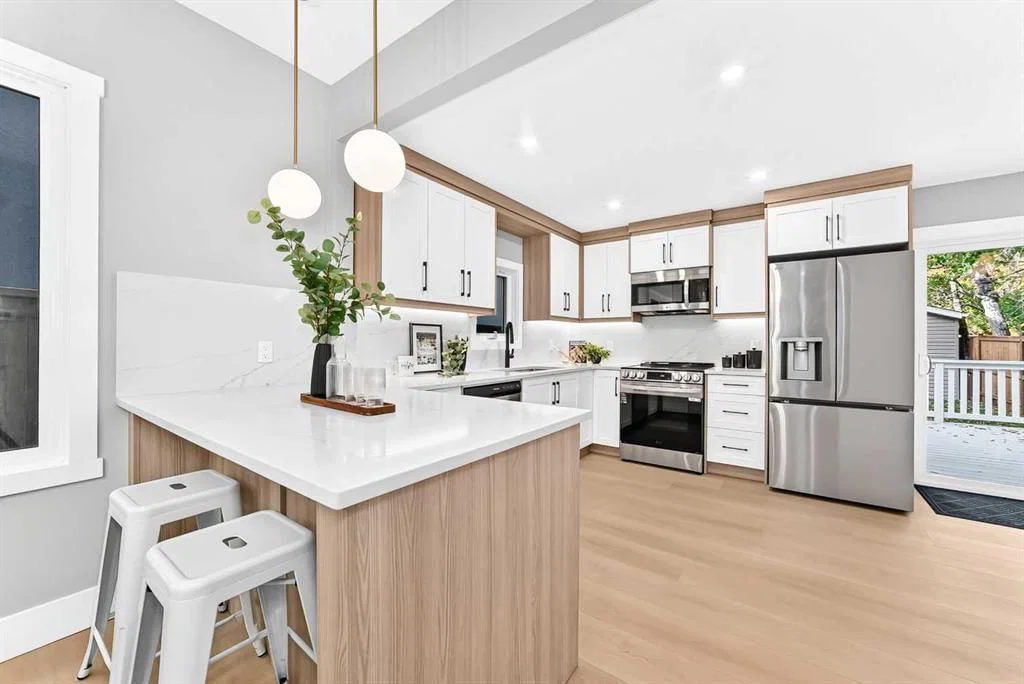3715 14A Street SW, Calgary — photo 4 of 44