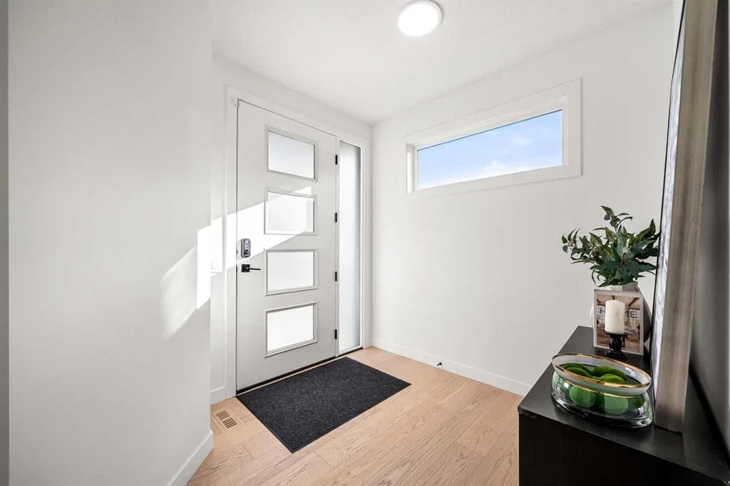 208 Crestmont Drive SW, Calgary — photo 4 of 50