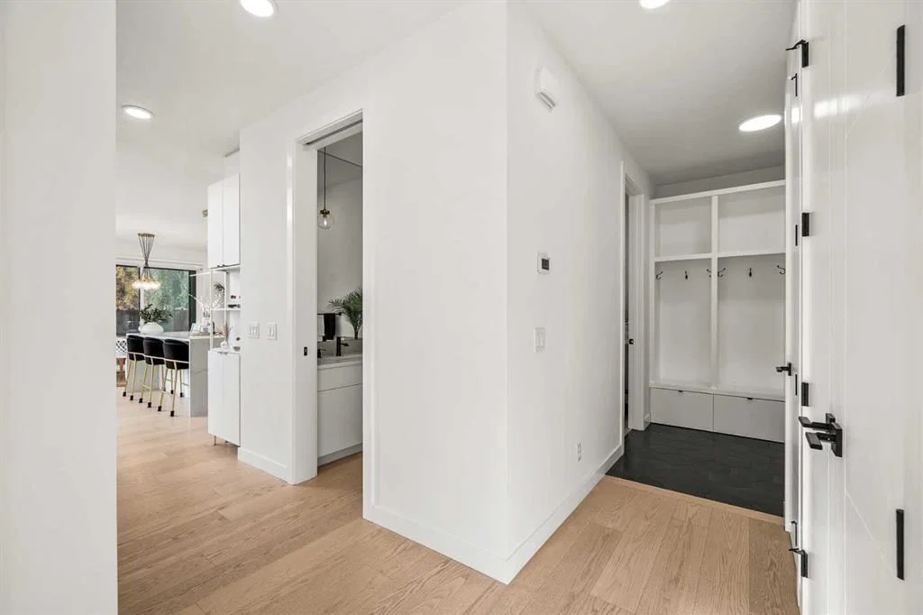 208 Crestmont Drive SW, Calgary — photo 5 of 50