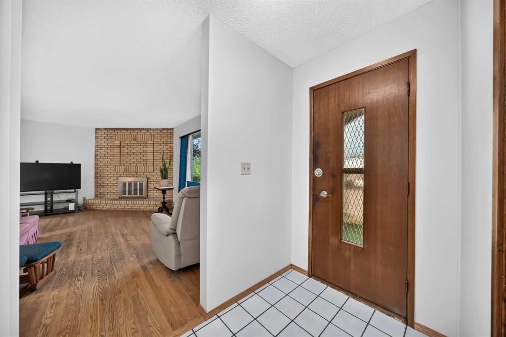 112 Queensland Place SE, Calgary — photo 3 of 47