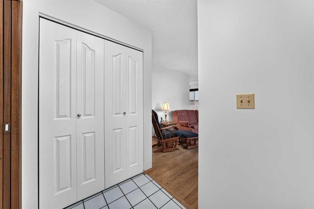 112 Queensland Place SE, Calgary — photo 4 of 47