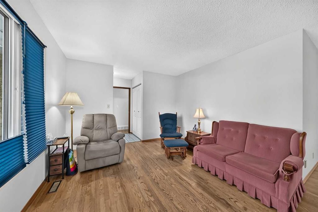 112 Queensland Place SE, Calgary — photo 5 of 47