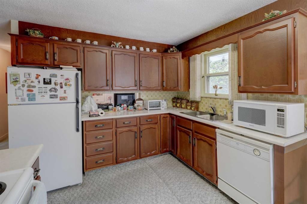2119 Halifax Crescent NW, Calgary — photo 3 of 33