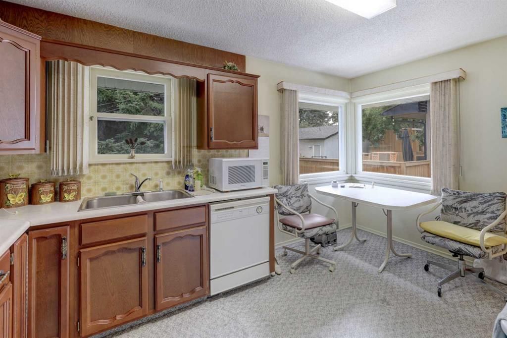 2119 Halifax Crescent NW, Calgary — photo 4 of 33