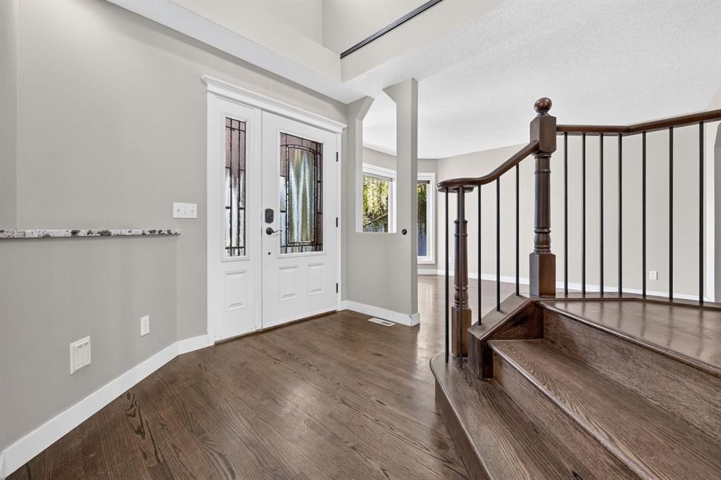 149 Valley Ridge Court NW, Calgary — photo 4 of 50