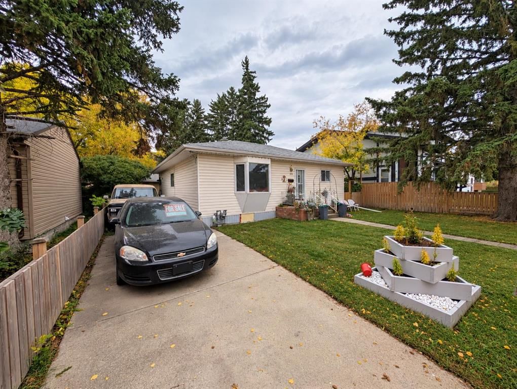 8119 34 Avenue NW, Calgary — photo 3 of 11