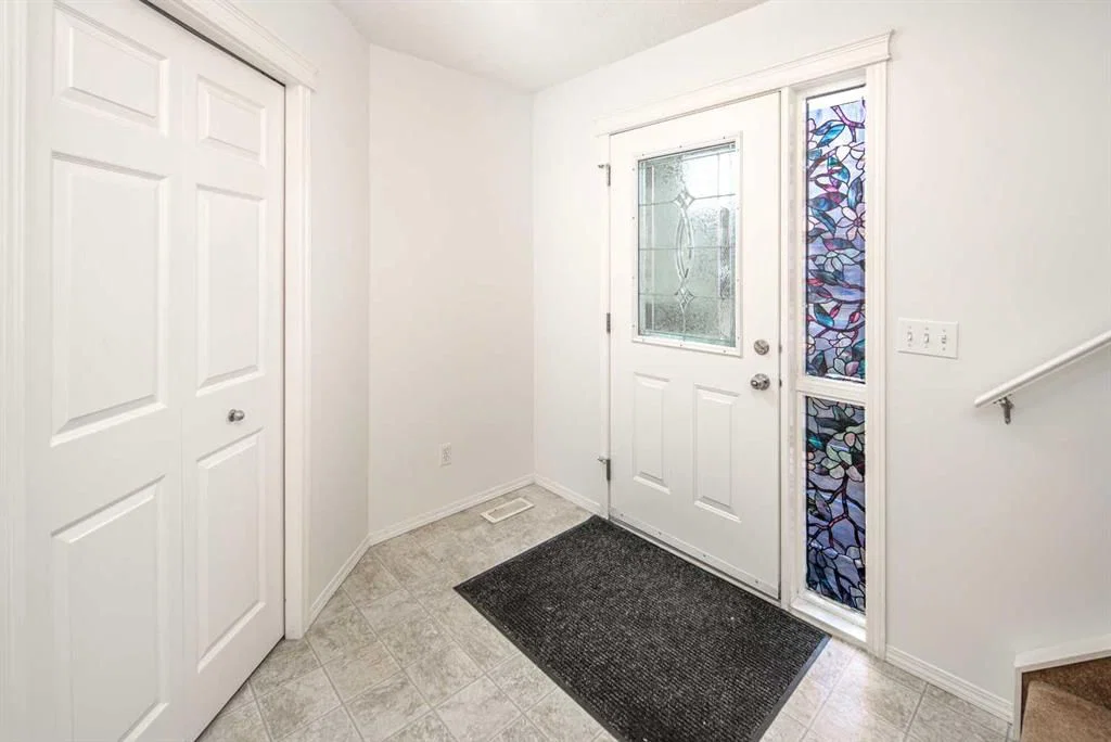 112 Everridge Drive SW, Calgary — photo 2 of 28