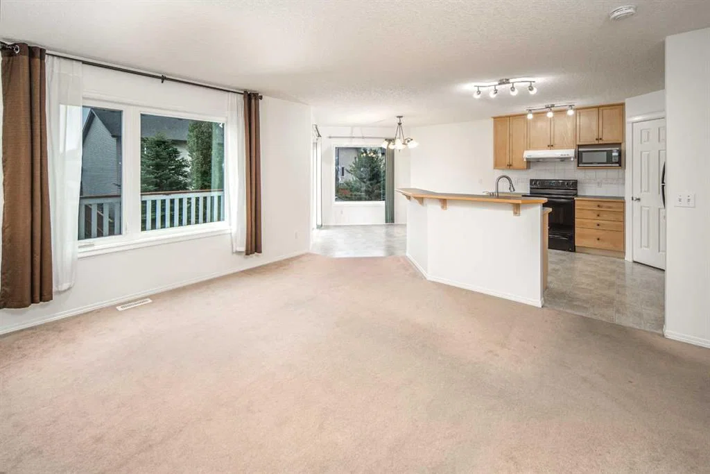 112 Everridge Drive SW, Calgary — photo 5 of 28
