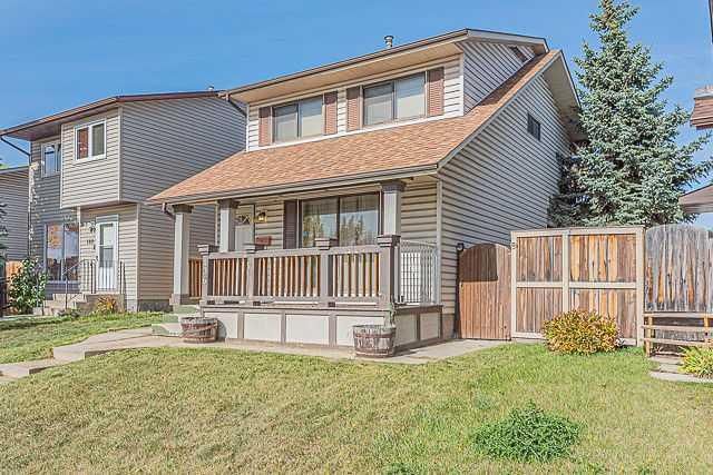 136 Castleridge Drive NE, Calgary — photo 3 of 44