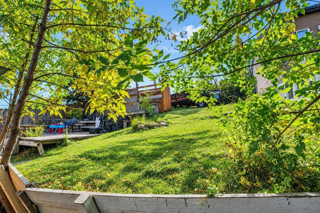 411 33 Avenue NE, Calgary — photo 4 of 39