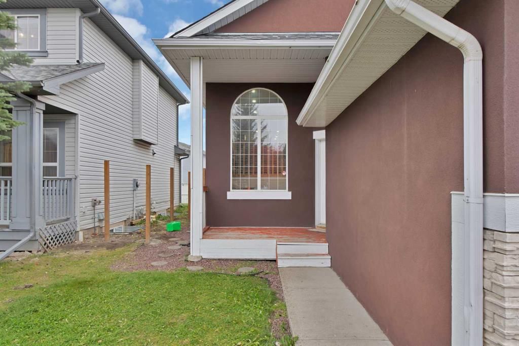 157 Saratoga Close NE, Calgary — photo 4 of 47