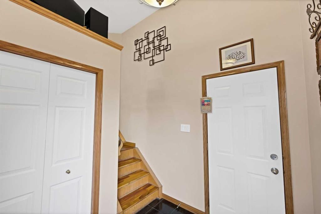 157 Saratoga Close NE, Calgary — photo 5 of 47