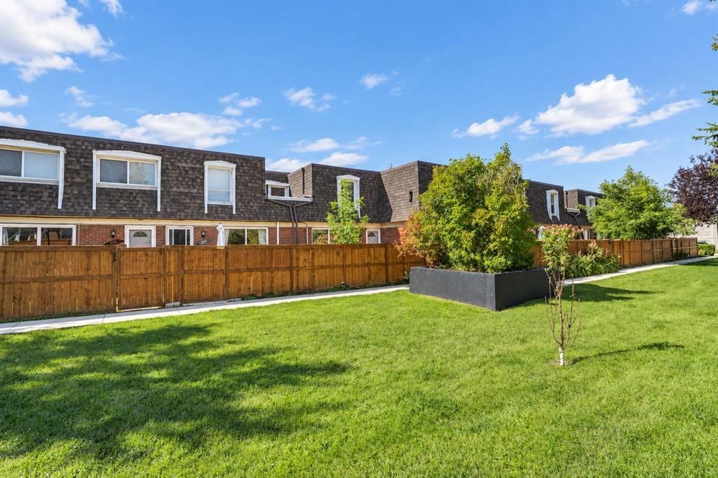 152, 330 Canterbury Drive SW, Calgary — photo 3 of 33