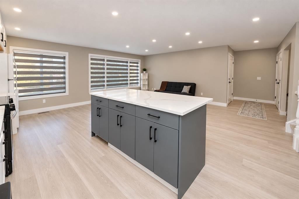 6827 Temple Drive NE, Calgary — photo 5 of 40