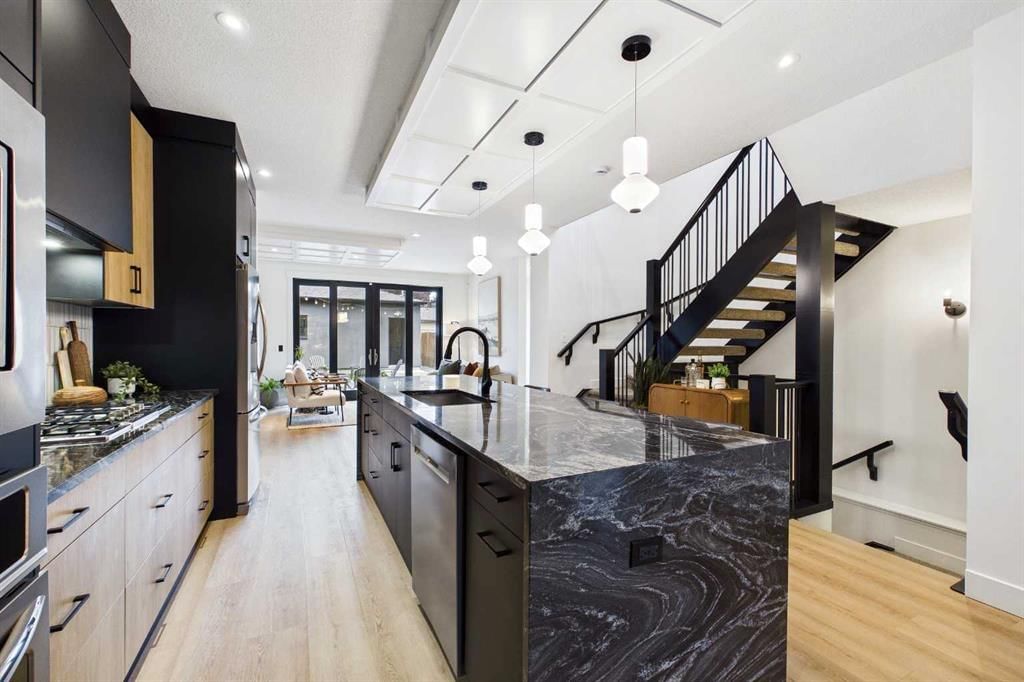 406 33 Avenue NW, Calgary — photo 3 of 50