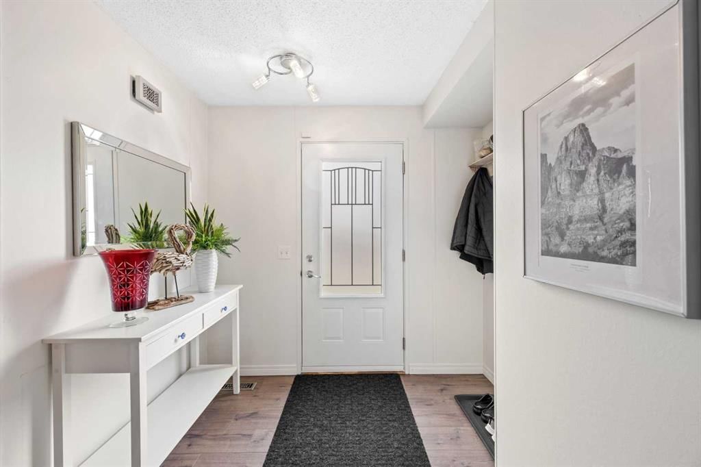 6824 43 Avenue NE, Calgary — photo 3 of 40