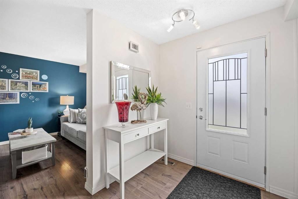 6824 43 Avenue NE, Calgary — photo 4 of 40