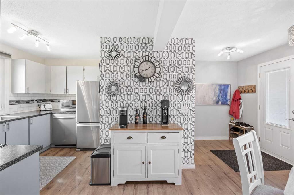 6824 43 Avenue NE, Calgary — photo 5 of 40