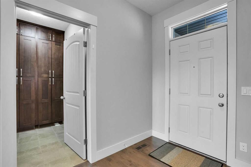 92 Masters Court SE, Calgary — photo 4 of 50