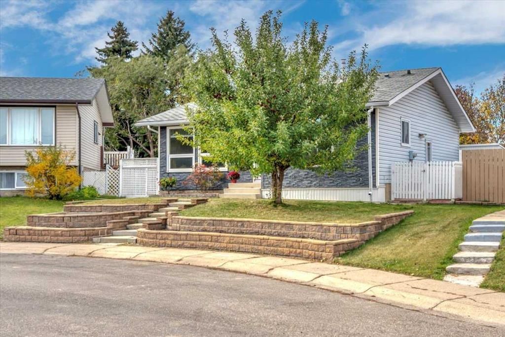 232 Madeira Place NE, Calgary — photo 3 of 48