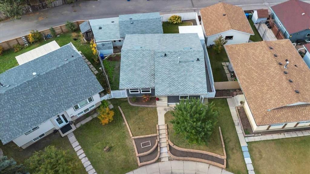 232 Madeira Place NE, Calgary — photo 4 of 48