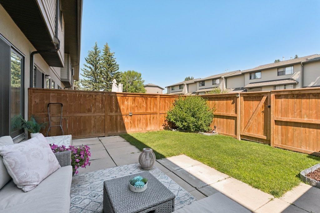 9, 5019 46 Avenue SW, Calgary — photo 5 of 47