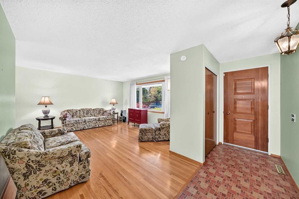 10424 2 Street SE, Calgary — photo 3 of 44