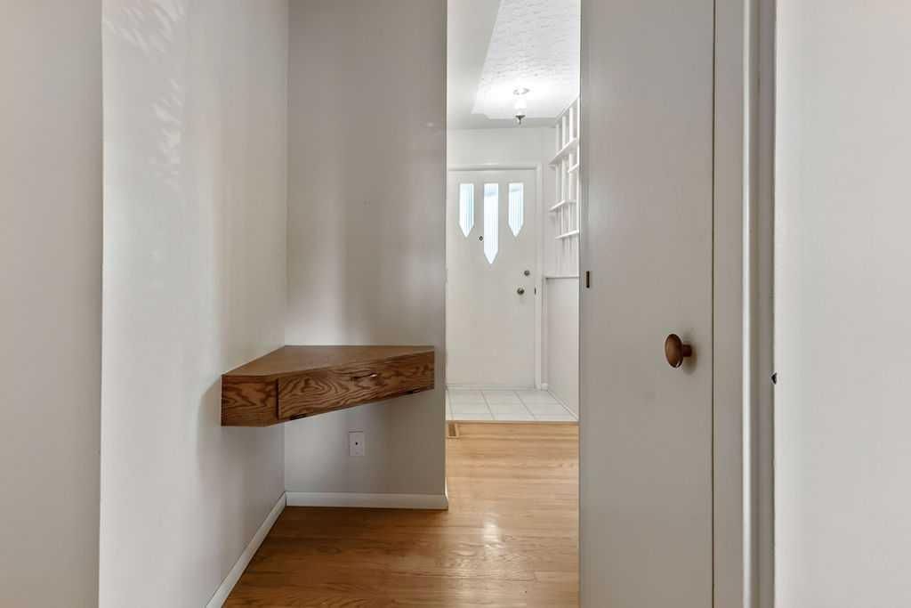 1015 Mackid Road NE, Calgary — photo 3 of 28
