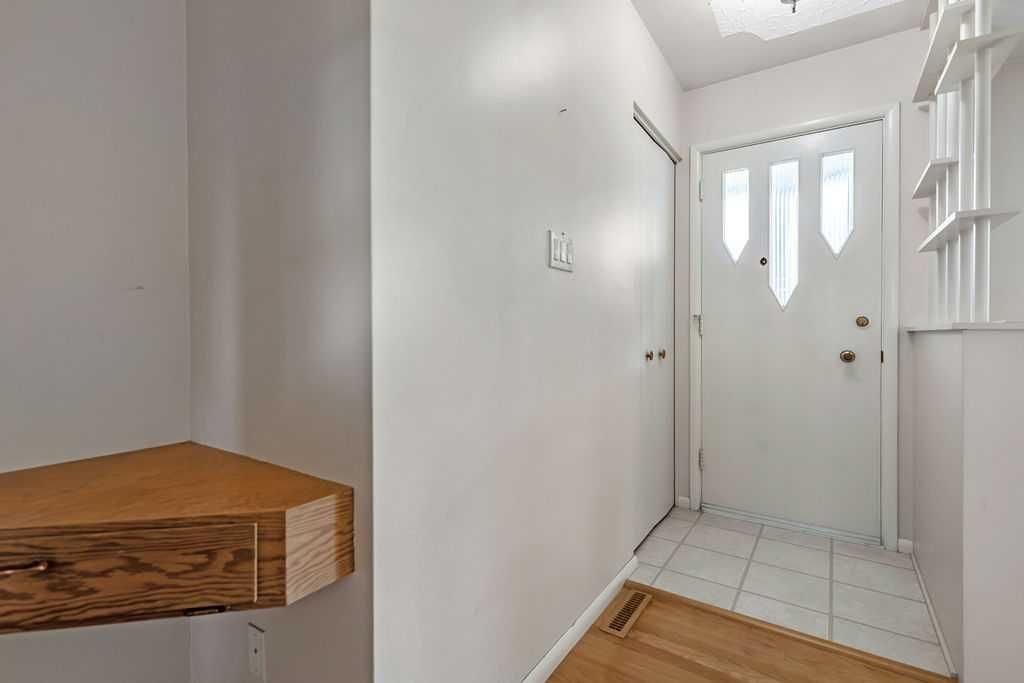 1015 Mackid Road NE, Calgary — photo 4 of 28