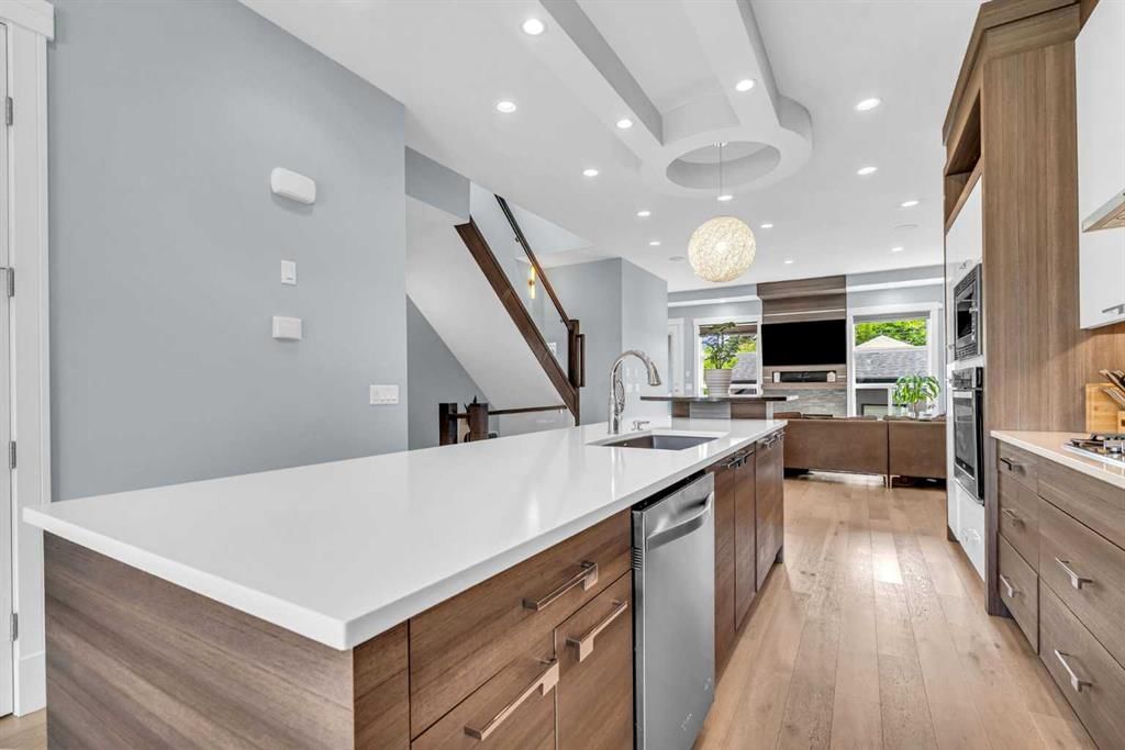 2417 25 Avenue NW, Calgary — photo 3 of 47