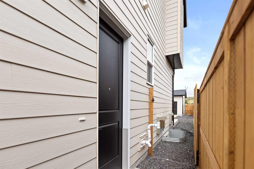 8313 47 Avenue NW, Calgary — photo 4 of 42
