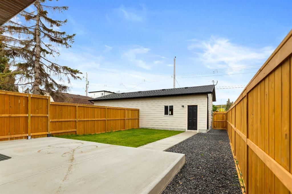 8313 47 Avenue NW, Calgary — photo 5 of 42